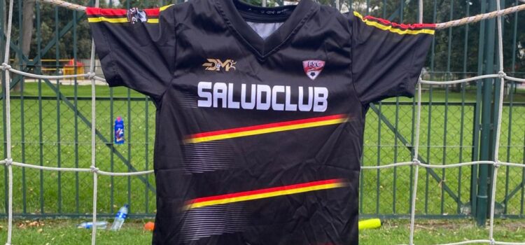 Fútbol femenino para niñas en Bogotá (3 a 13 años) Camiseta oficial de la Escuela de Fútbol SaludClub en la cancha de El Salitre, Bogotá