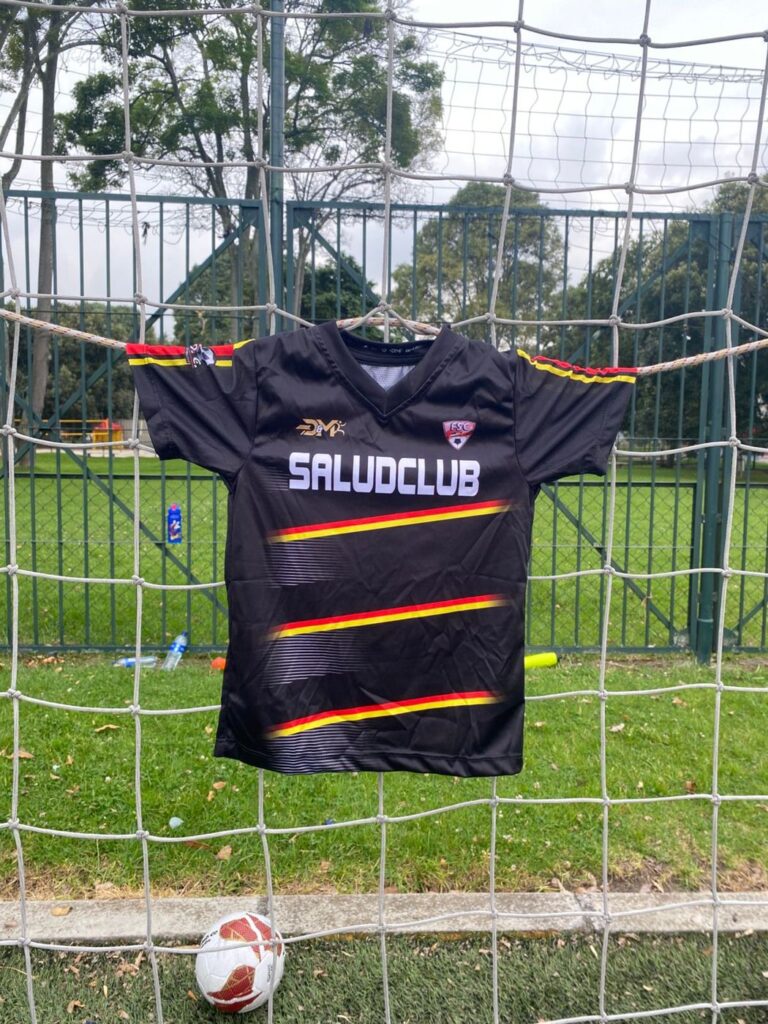 Camiseta oficial de la Escuela de Fútbol SaludClub en la cancha de El Salitre, Bogotá